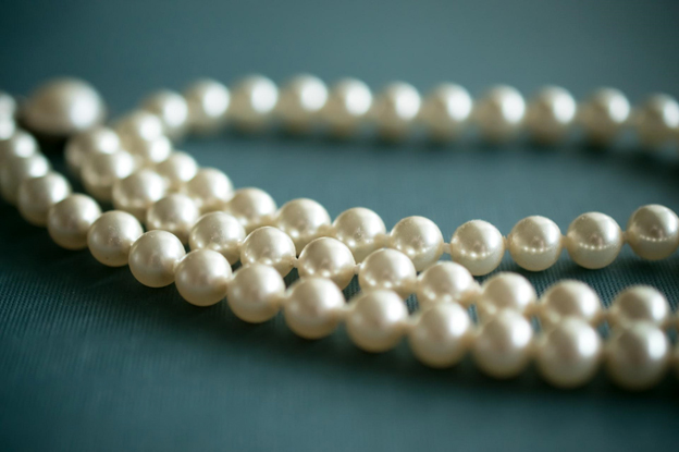 Fashionable ways to wear pearls for a confident look